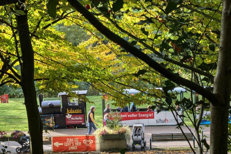 Herbstlicher Spaziergang im Gysenberg-Wald. Einzelne Jogger, Spaziergänger mit und ohne Hund, mit Pferd oder Kinderwagen genießen im Oktober 2024 eine kleine Auszeit vom hektischen Alltag.