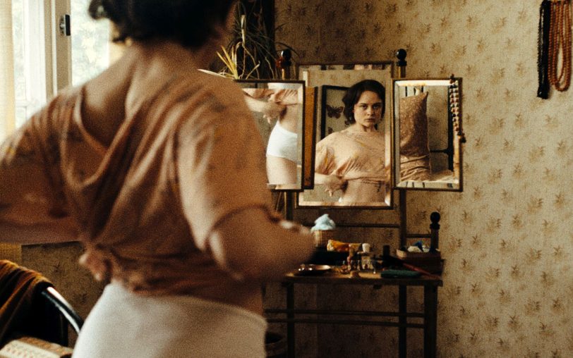 Angelika (Lena Urzendowsky) ist eine junge Frau in den 1980er Jahren, die zwischen Lebensgier und Todessehnsucht balanciert.