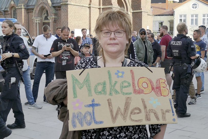 Eine Demonstration inmitten der Menge am Europaplatz.