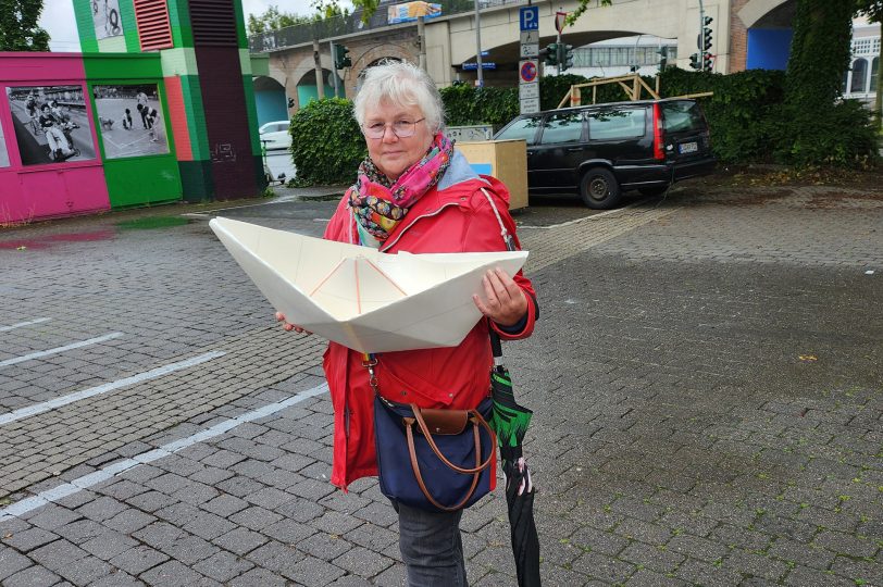 Ein XXL- Origami-Schiff soll gemeinschaftlich am Herner Meer entstehen – größer als das Modell, welches Livia Leichner in den Händen hält.