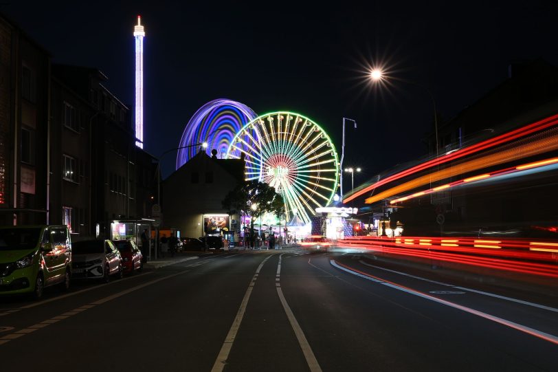 Riesenrad Jupiter, Kettenkarussel Wellenflug Blick auf die Cranger Kirmes von der Rathausstraße aus. Im Bild Riesenrad Jupiter, Hochfahrbetrieb Evolution sowie der Turm vom Hochfahrbetrieb Hangover The Tower