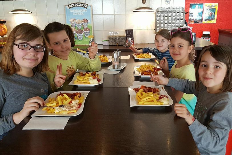 Fünf Mal Pommes Currywurst für die sieger des Malwettbewerbs.