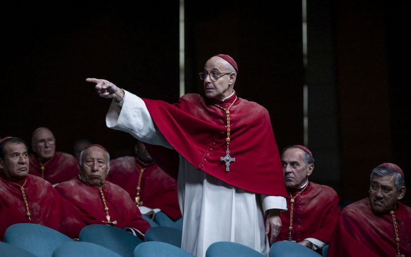 Kardinal Bellini (Stanley Tucci) entwickelt sich zu einem der aussichtsreichsten Kandidaten für das Amt des Papstes.