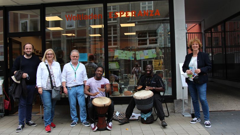 In der Mitte die Musiker (v.li.) Sarjo Camara und Kebba Bojang mit CDU-Politikern.