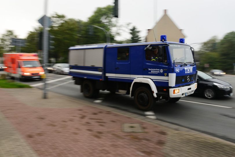 THW und Rettungsdienste auf dem Weg zur Einsatzstelle