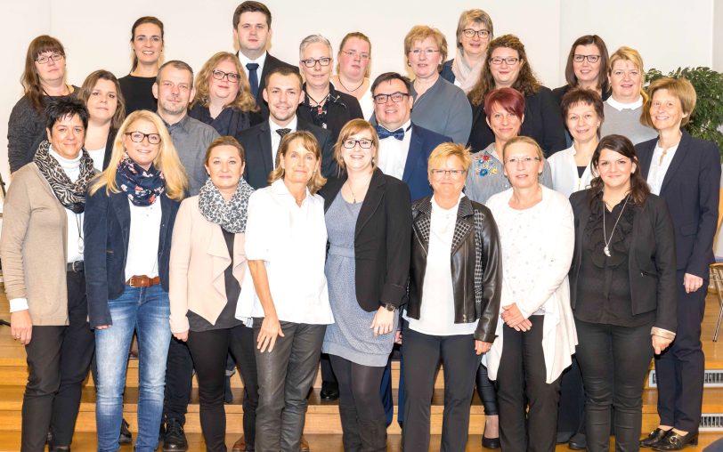 Monika Engelke (2. Reihe, r.), Leiterin des Bildungszentrum Ruhr, freut sich mit den Teilnehmern über den erfolgreichen Abschluss der Weiterbildung zur pflegerischen Leitung.