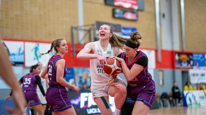 Voller Einsatz: Darcy Rees (am Ball, weiß) überzeugte in Freiburg und steuerte 16 Punkte und zehn Rebounds zum Auswärtssieg bei (Archivbild).