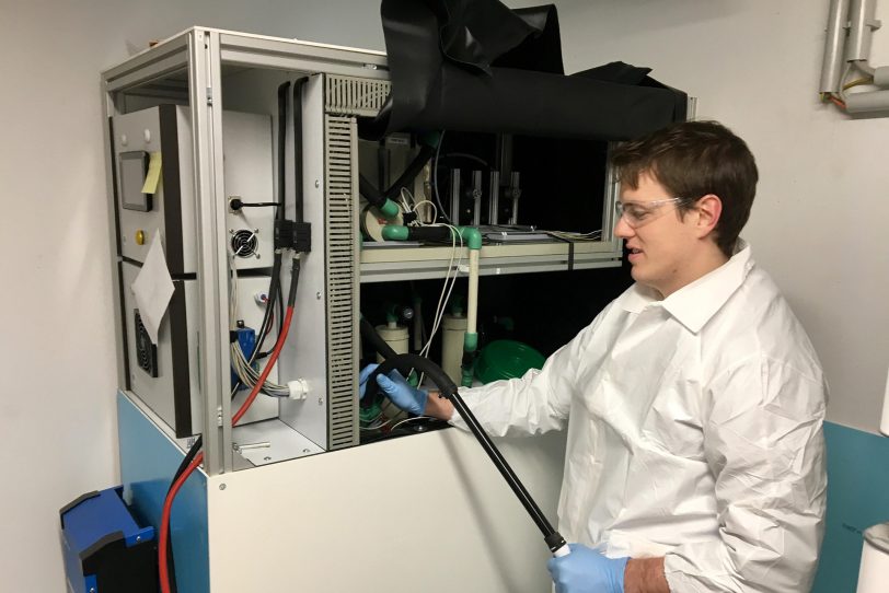 Entwickler Daniel Manschke von Volterion füllt das Elektrolyt in die Batteriespeicher im Klimaviertel der Stadtwerke Herne.