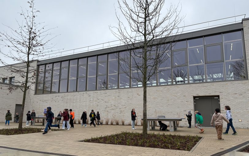 Draußen vor der Halle sind unter anderem Tischtennisplatten, aber auch Liegeplätze zum Entspannen aufgestellt worden.