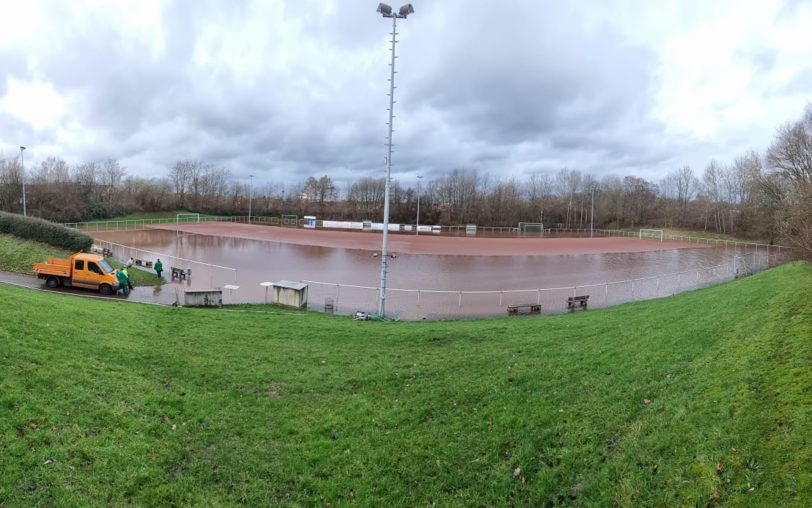 Der Sportplatz an der Vödestraße, Heimat der SG Herne 70, war nach starken Regenfällen Ende 2023 überflutet.