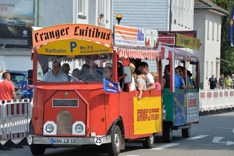 Kirmesoldtimer fahren von Bochum zum Cranger Kirmesplatz