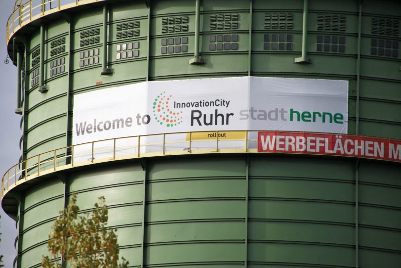 Gasometer mit Innovation-City-Banner.