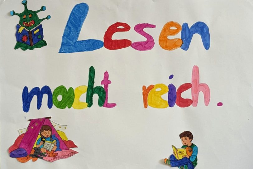 Für die Lese-Projektwoche an der Grundschule Laurentius haben Schüler eigene Plakate gestaltet.