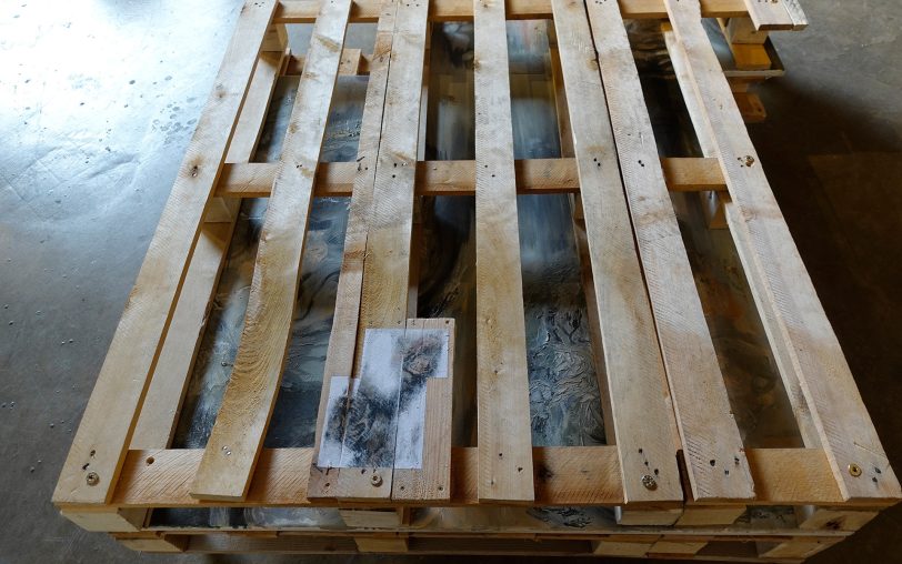 Beim genaueren Blick auf die Holzelemente zeigen sich die bemalten Leinwände.
