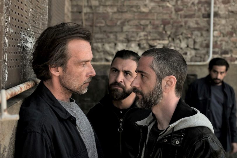 Die Zukunft ist ein einsamer Ort: Frank (Lucas Gregorowicz) und Fuad (Denis Moschitto) im Gefängnishof.