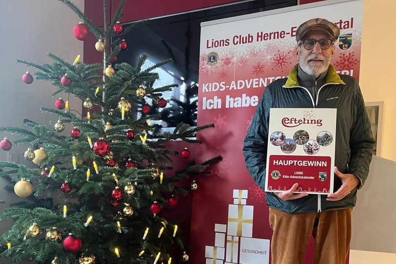 Berthold Heinrich holte den Gewinn für seinen Enkel ab, der am 2. Advent den Gutschein für Efteling-Park in den Niederlanden gewann.