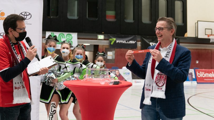 Bürgermeister Kai Gera zog die Lose für das Final Four Turnier.