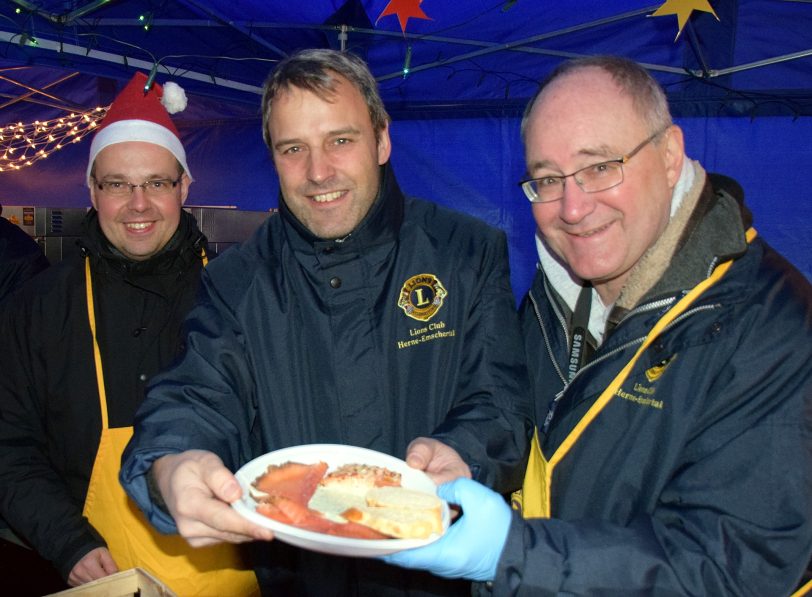 Lachsspezialitäten am Stand des Lions Clubs Herne-Emschertal.