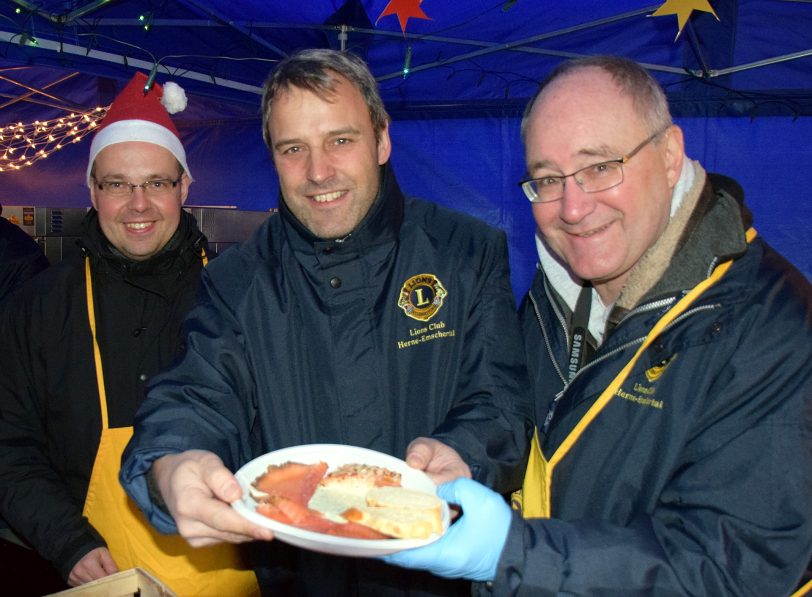 Lachsspezialitäten am Stand des Lions Clubs Herne-Emschertal.