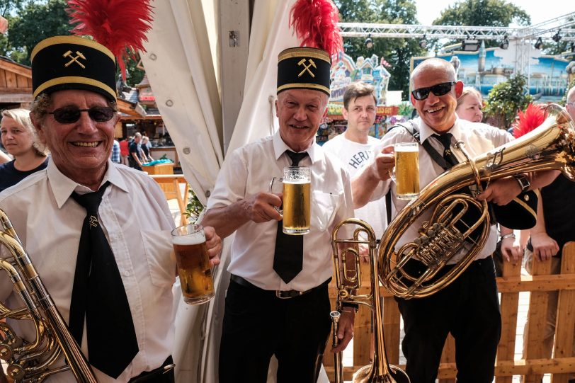 Die Eröffnung der 583.Cranger Kirmes fand bei sengender Hitze im Festzelt - Glück auf Crange - am Freitag (3.8.2018) statt. halloherne-Fotograf Robert Freise hat sich unter den Teilnehmern umgeschaut und diese Fotos mitgebracht.