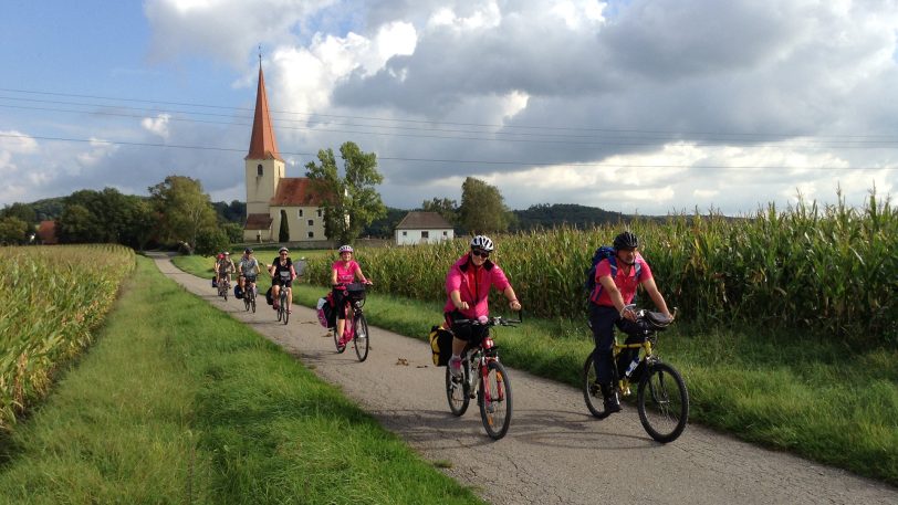 Immer durch die Natur: Die Fahrer von Pink Ribbon.