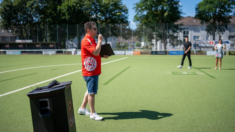 Das Stadion des Vereins Sportfreunde Wanne Eickel 04/12 bekam am Sonntag (11.08.2024) einen neuen Namen und heißt jetzt Elektro Sprick-Energiewende-Stadion.