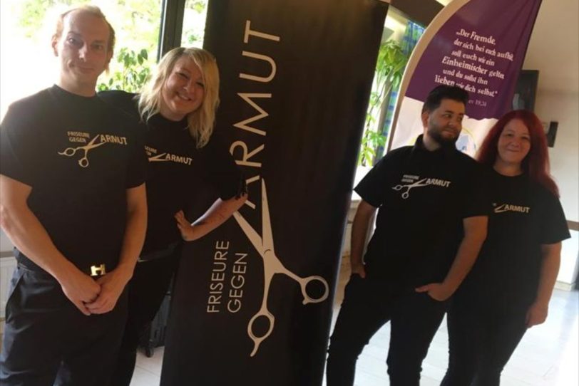 Vier Friseure gegen Armut.