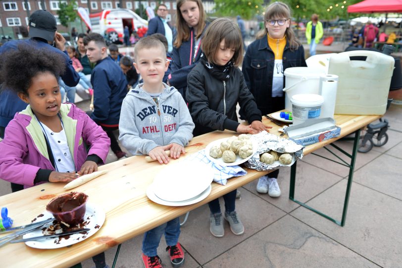 1. Tag der Wanner Mondnächte. v.l. Dilet, Oskar und Emma bereiten ihr Stockbrot vor.