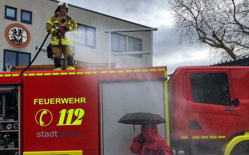 Über Twitter, Facebook und Instagram informieren die Feuerwehrleute über ihre Einsätze - das 