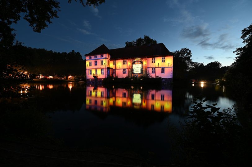 Das Mittelalterspektakel 2024 am Schloss Strünkede: An der Außenfassade war eine Licht-Projektionsfläche.