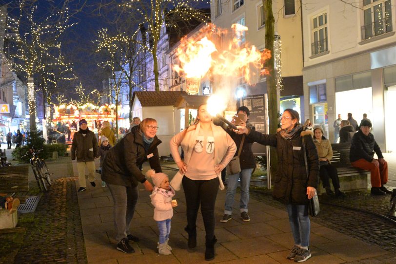 Frauen, die einmal Feuer spucken wollten, hatten bei der Aktion - Gegen Gewalt an Frauen - die Möglichkeit.