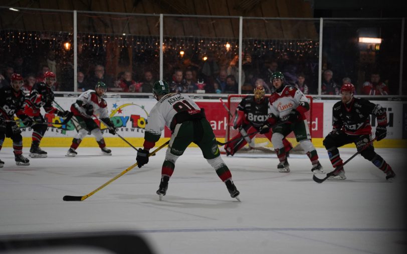 Michel Ackers (am Puck) und der HEV verloren auch in Herford und bleiben auswärts weiter ohne Punkt.