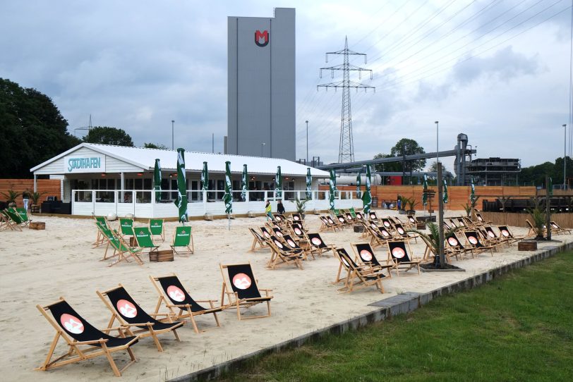 Stadthafen mit Strandfläche.