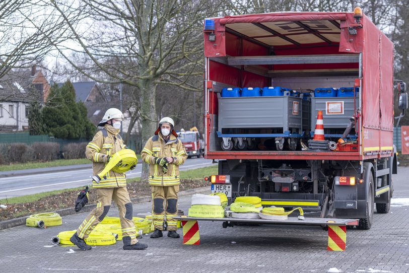 Durch einen Brand wurde am Samstagmorgen (31.01.2021) der Netto-Markt an der Berliner Straße in Herne (NW) komplett zerstört. Kräfte der Berufs- und der Freiwilligen Feuerwehr wurden bei den Löscharbeiten durch das THW unterstützt. Die Polizei ermittelt wegen des Verdachts auf Brandstiftung.