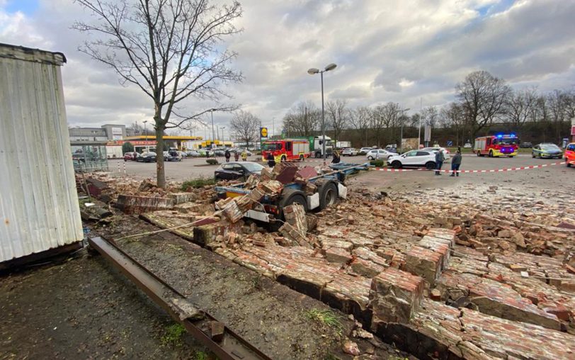 Eine Mauer stürzte am Freitag (26.1.2024) auf dem Supermarkt-Gelände an der Berliner Straße ein