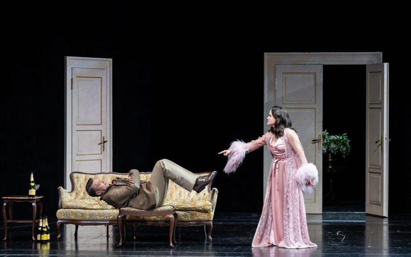 Der geplagte Kammerdiener Josef (Boris Eder) muss sich auch noch mit der Tänzerin Franziska „Franzi“ Cagliari (Natalia Labourdette) auseinandersetzen, als die Gattin des Grafen Balduin Zedlau in die Döblinger Villa zurückkehrt.