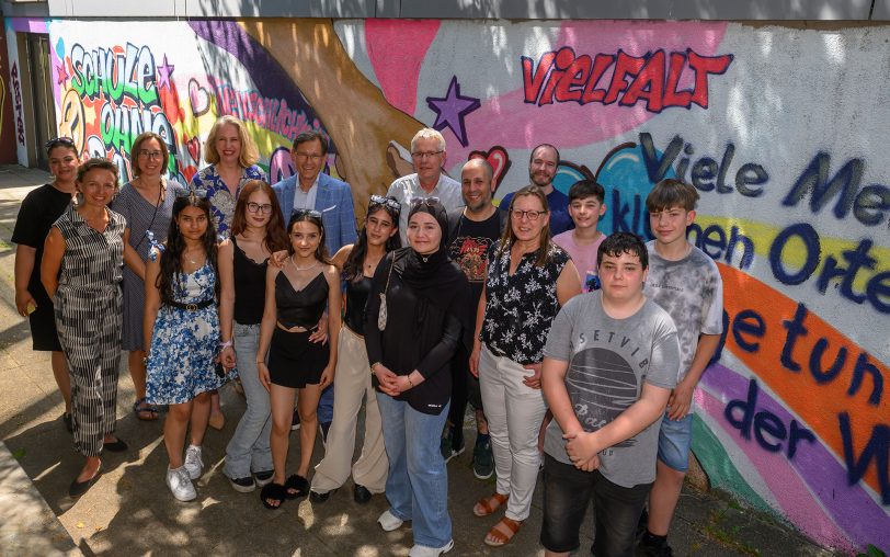Gruppenbild mit Schülern der Hans-Tilkowski-Schule und Ehrengästen, darunter Schulleiter Lothar Heistermann (hinten, 5.v.l.) und OB Dr. Drank Dudda (hinten, 4.v.l.).