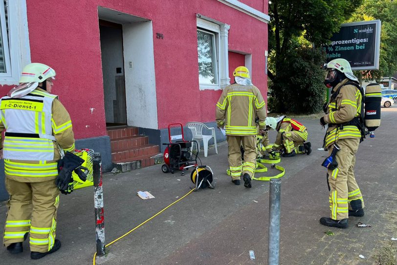 In einem Mehrfamilienhaus an der Dorstener Straße, Ecke Bielefelder Straße, brannte es. Eine Person sprang aus einem Fenster auf ein Vordach.