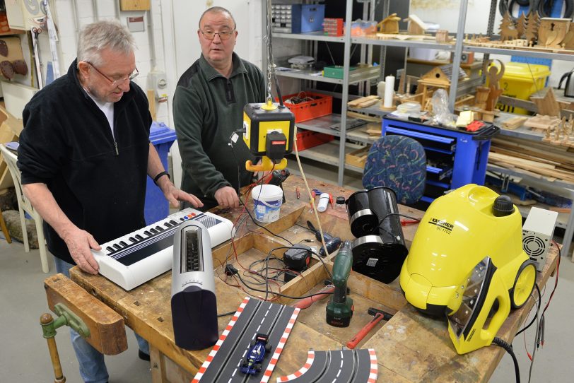 Repair Cafe im Pluto, v.l. Detlef Brune, Rainer Goltz.