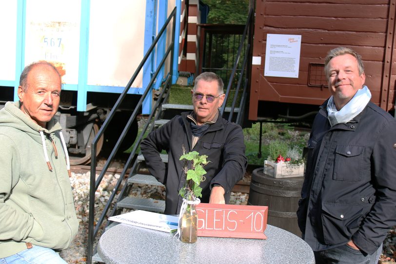 Gespräch im Gleiscafé Fritzchen am Heimatmuseum über eine Kooperation: (v.li.) Reinhard Dembowy, Wolfgang Neige (beide Vorstand Verkehrswacht Wanne-Eickel) und Dr. Volker Naumann, Past-Präsident und Pressebeauftragter der Lions Herne-Emschertal.