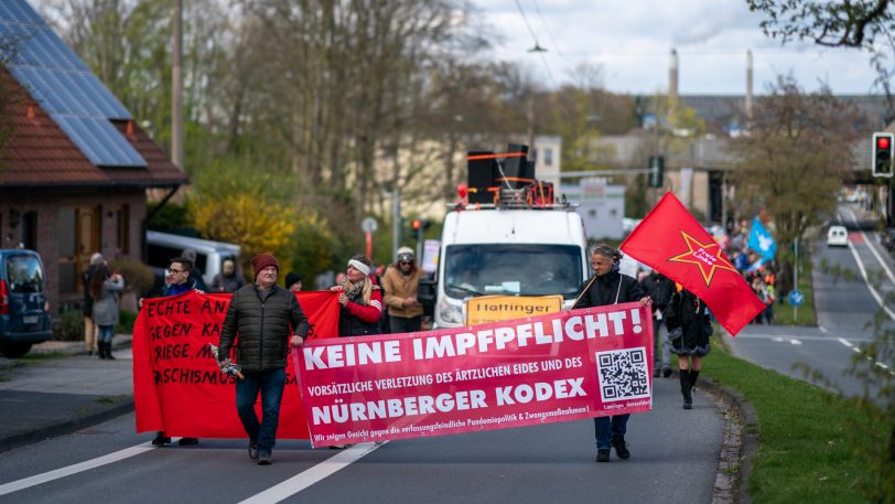 Erneute Impfgegner/Schwurbler-Demo auf dem Cranger Kirmesplatz und Demozug durch die Wanner City am Sonntag (3.4.2022).