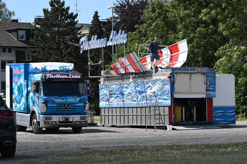 Aufbau Schausteller auf dem Cranger Kirmesplatz