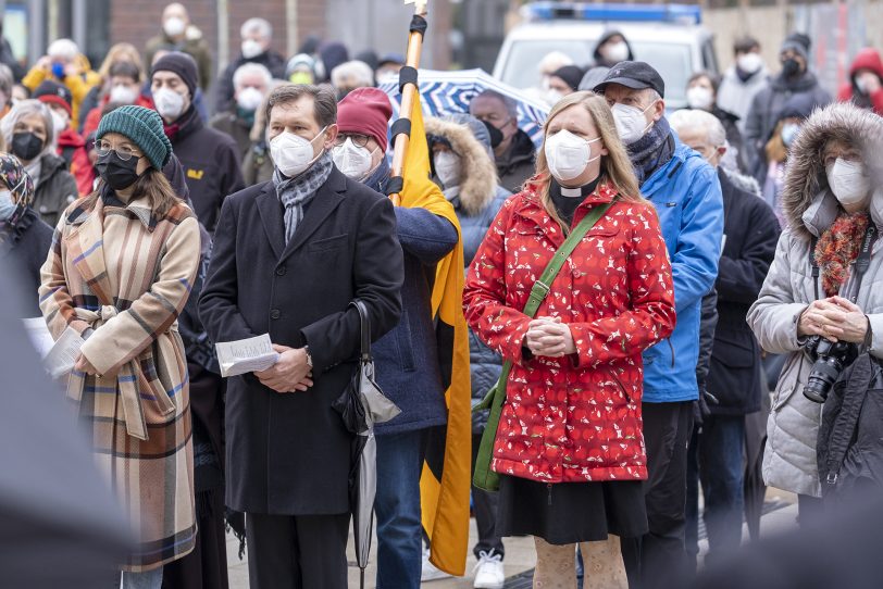 Friedensgebet an der Kreuzkirche in Herne (NW), am Samstag (22.01.2022). Seit einigen Wochen haben sich das Bündnis Herne, die Schirme gegen Rechts, die katholische Kirchengemeinde St. Dionysius, die Islamische Gemeinde Röhlinghausen und die evangelische Kreuz-Kirchengemeinde zusammengeschlossen, um ein Zeichen für ein solidarisches Miteinander in der Pandemie zu setzen und den Opfern der Pandemie zu gedenken.