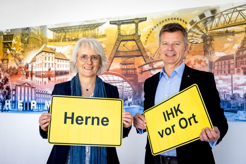 Drei neue Regionalbetreuer der IHK Mittleres Ruhrgebiet. Für Herne ist es Nicola Henning (li.). Mit dabei IHK-Hauptgeschäftsführer Michael Bergmann.