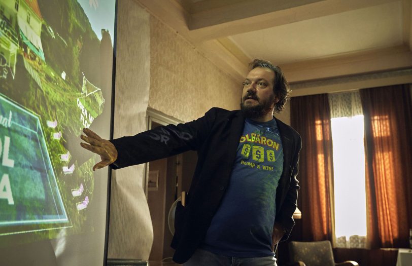 „Pump and Win“ ist Michas (Charly Hübners) Motto bei der Präsentation vor der Dorfgemeinschaft.