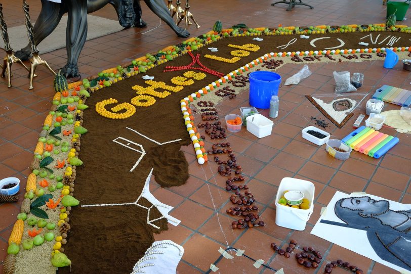 Der neue Früchteteppich ist in Arbeit.