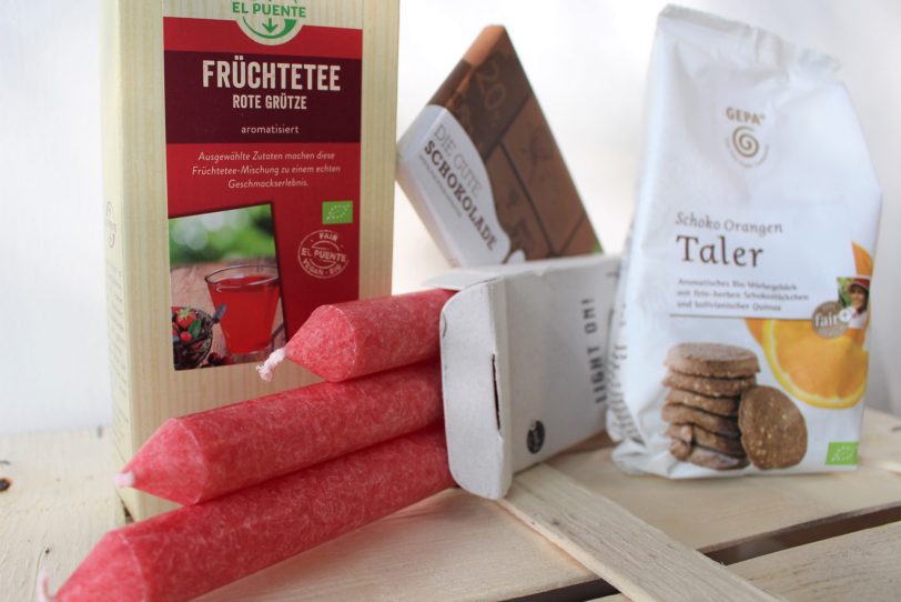 Mittwoch 22. September 2021: Das heutige Set besteht aus drei handgegossenen Kerzen, einem Früchtetee, Schoko-Orangen-Talern sowie einer Tafel Schokolade aus dem fairen Handel.