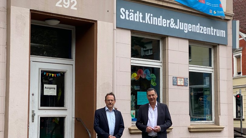 Die SPD-Fraktion besuchte mit ihrem Vorsitzenden Udo Sobieski (re.) und Ulrich Klonki, Vorsitzender des Ausschusses für Kinder Jugend und Familie, das Jugendzentrum Die Wache.
