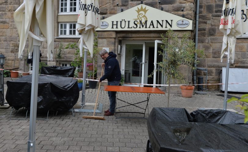 Nach der Bundesnotbremse dürfen die Herner Außengastronomien kurz vor Pfingsten wieder öffnen. Im Bild macht Sabedin Houssein-Oglou den Außenbereich seiner Hülsmann Kneipe fit.