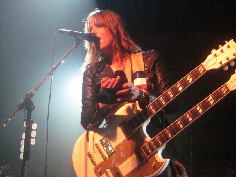 Frontfrau Lzzy Hale singt